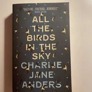 All the birds in the sky - Är i ganska bra skick, har lite av en bruten rygg annars i jättefint skick! Kan skicka fler bilder ifall det önskas.