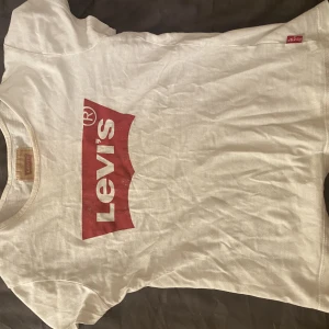 levi’s tröja - jätte snygg levis tröja i väldigt bra kvalitet. säljer då den är för liten för mig, passar strlk xs. använd gärna köp nu men skriv innan💕