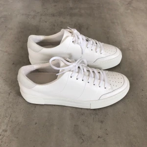 JLindeberg sneakers - JLindeberg sneakers i äkta skinn. Endast provade och är i mycket gott skick. Storlek 40.