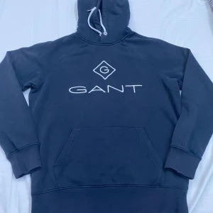 Gant hoodie - Hej Säljer nu min fina gant hoodie i ett riktigt fint skick. Använd ett fåtal gånger och har inte ett märke på sig. priset är inte hugget i sten, nypris 1300 Hör av er om ni har några funderingar.