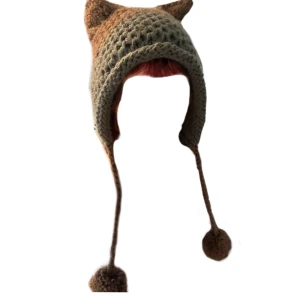mössa med kattöron - så söt brun/grå mössa med kattöron och pom poms<3 perfekt för vintern