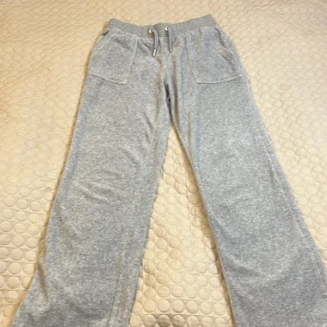 Gråa juicy couture 🤍 - Jättefina gråa juicy byxor som är Använda endast några gånger. Väldigt fint skick,köpa på kidsbrandstore. I strl 146/152. 550kr + frakt 