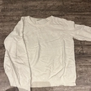 Vit långärmad - Väldigt skön långärmad, dock ganska nopprig 