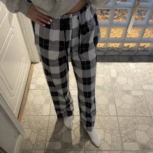 Byxor - Mjukisbyxor som är rutiga, nästan aldrig använda. Väldigt sköna❤️lappen är bortklippt men det är storlek S