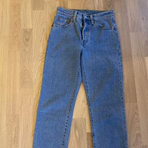 Ett par nästintill oanvända Levis jeans. Modell 501,  Storlek: W24 L26. Skriv om ni undrar nått elr vill ha fler bilder💕💕