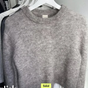H&m kofta - H&m kofta som kommer knappt till användning! Dock har ja klippt tröjan där nere vid ärmarna! Skriv för fler bilder