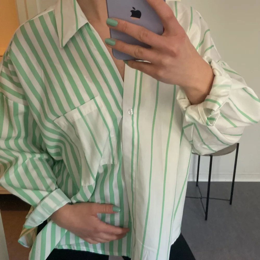 Cool grön/vit randig skjorta i härligt svalkade material perfekt för sommaren!väldigt oversized 😊. Skjortor.
