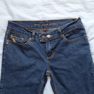 Lågmidjade jeans Miss Posh - Vintage lågmidjade jeans i superbra skick! Riktig 00s vibes. Strl 8 vilket jämförs med 36. Midja: 38 cm Innerbenslängd: 81 cm Ytter: 101 cm