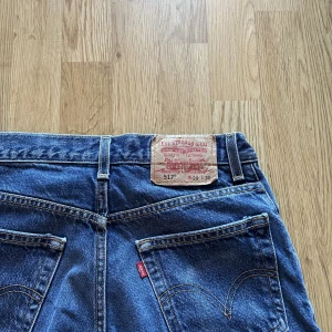 Levi's Jeans 517 - Säljer mina mörkblå levi’s jeans 517 pga att jag har växt ur dom. Kvaliten är 8/10🥰, dock ett litet håll på framsidan av byxan, därav priset, men själv tycker jag bara att det ger en mer vintage stil. Pris+frakt🤍