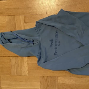 Hoodie - Säljer en superfin blå Peak Performance hoodie i strl S. (Pris kan diskuteras vid snabb affär) Ny pris 1200kr 