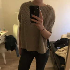 Tröja  - Brun tröja med hål och öppen slits på sidorna 