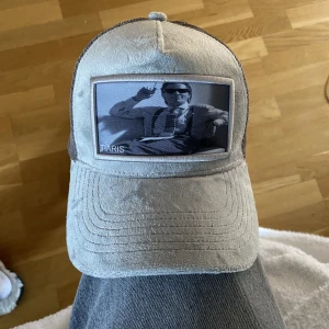 Velvet keps  - Brand of tiaris keps, 9/10 skick bara använd inga skador 