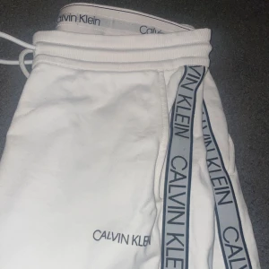 Calvin Klein byxor - Hej!  Säljer dessa CK byxor!  Dom är sparsamt använda och i väldigt bra skick!  Inga fläckar osv. Nypris: 900kr Kommer ut mycket nu pga flytt så har rensat en hel del!  Dom är i storlek M. 