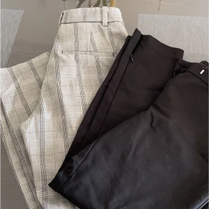 Två kavaj byxor - Två nästan oanvända kavaj byxor. Svarta från BikBok andra från h&m storlek small på svart och 38 på de rutiga. 100kr styck