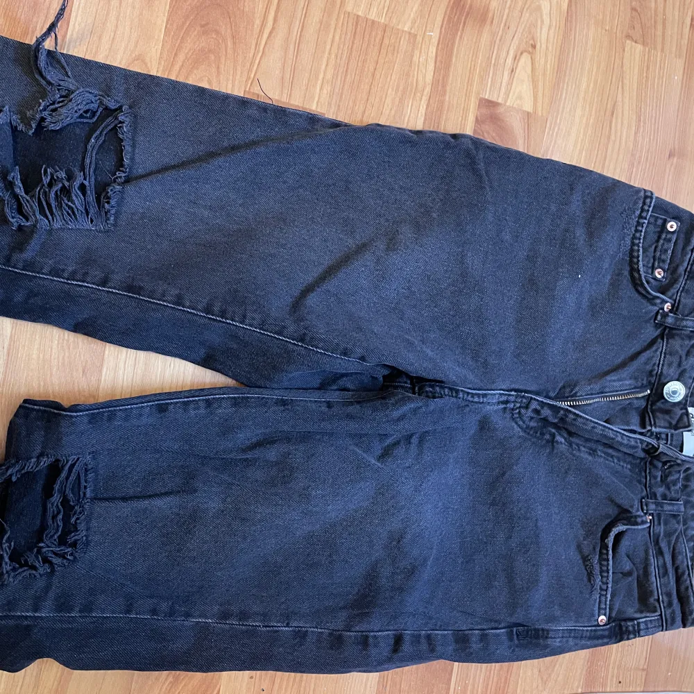 Säljer dessa fina jeans från gina tricot i modellen dagny med hål på knäna!. Jeans & Byxor.
