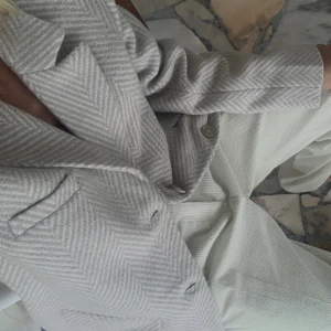 Blazer - Säljer nu denna blazer ifrån na-kd <3  nypris 899kr  Obs! har klippt bort axelvaddarna inuti! 