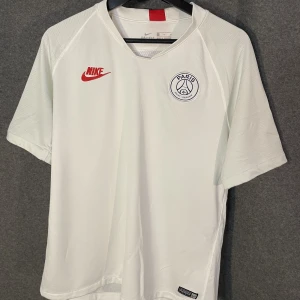 Paris Saint Germain t-shirt - Säljer denna t-shirt, fotbollströja från PSG, NIKE. Den är i superbra skick - perfekt nu till sommaren! Storlek L - passar M också!