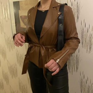 Brun skinnjacka  - Brun skinnjacka från nakd i bra skick, skriv vid intresse!☺️