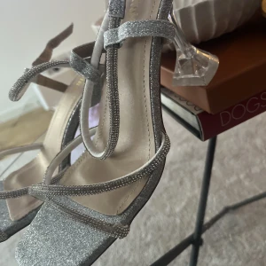 Glitter klackar - Oanvända glitter låga klackar 