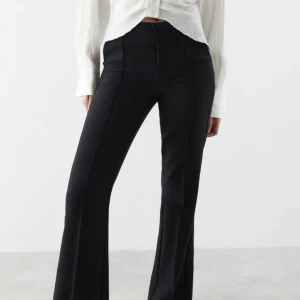 Kostymbyxor  - Skitsnygga kostymbyxor från ginatricot som irne kommer till användning. Storlek M men passar mig som brukar ha S. Sparsamt använda. Vill bli av med därav priset💚 inga defekter. Skriv för egna bilder. Nypris 495kr mitt pris 250kr. ANVÄND ITNE KÖP NU!!