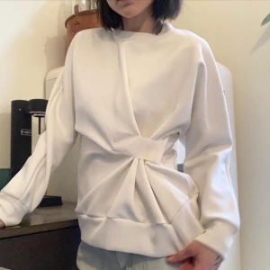 BACK sweather ovanlig  - Ann-Sofie Back sweather med kardborr-detalj. Snygg både öppen och stängd som bilderna visar. Har en ljus fläck (syns ej om knäppt) under kardborren. Svindyr inköp. Endast använd ett par ggr. Scuba-liknande material. 