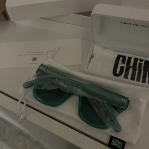 Helt nya CHIMI - Oöppnade CHIMI 005 i färgen Aqua med typ spegelglas💞 Plast sitter kvar på allt även förpackningen, inte ens testade💞 Nypris: 1250kr Säljes då jag har dubbletter🥹frakt: 69kr💞 ✓ Handmade in Italian acetate  ✓ 100% UVA+UVB protection