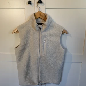 Pile väst + Pile väska  - Jättefint kit med en Pile väst och en Pile väska  Storlek 146/152, passar mig som XS  Säljer då det har blivit försmå för mig  Väskan är från boohoo och västen är från Stadium  Nypris tillsammans: 600kr Mitt pris: 100kr  Hör av dig vid frågor❤️