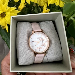 Olivia Burton Dancing Dragonfly Blush Faux & MOP OB16GB01 - Rosa läder damklocka - For sale: Olivia Burton Dragonfly watch, brand new and never worn. Add a touch of elegance and whimsy to your wardrobe with this stunning timepiece, featuring a delicate dragonfly motif and high-quality stainless steel construction. A rare find that's rea