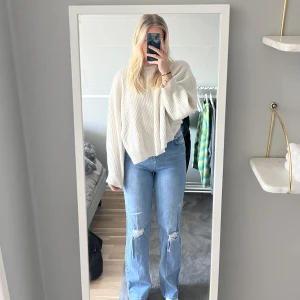 Madlady  - Säljer dessa jeansen från madlady. Storlek 38. Knappt använda. Jag är runt 170cm och dom är lite långa för mig. Skriv för fler bilder.  Pris: 200kr + frakt💗