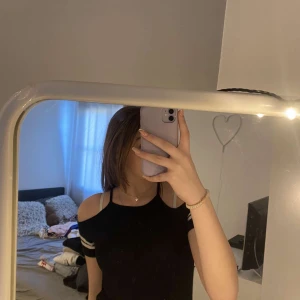 Svart topp - Svart topp i jätte skönt material från New yorker! Den har 2 st band ett vanligt och ett off shoulder typ? Storlek S men passar även M beronde på hur man vill att den sitter! 