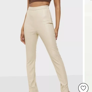 Skinnbyxor  - Säljer dessa söta skinn byxor från Nelly, jag köpte de för ca 300 och säljer för 150kr.  Prislappen är kvar och helt oanvänd. I storlek 38.  Köparen står för frakten💛