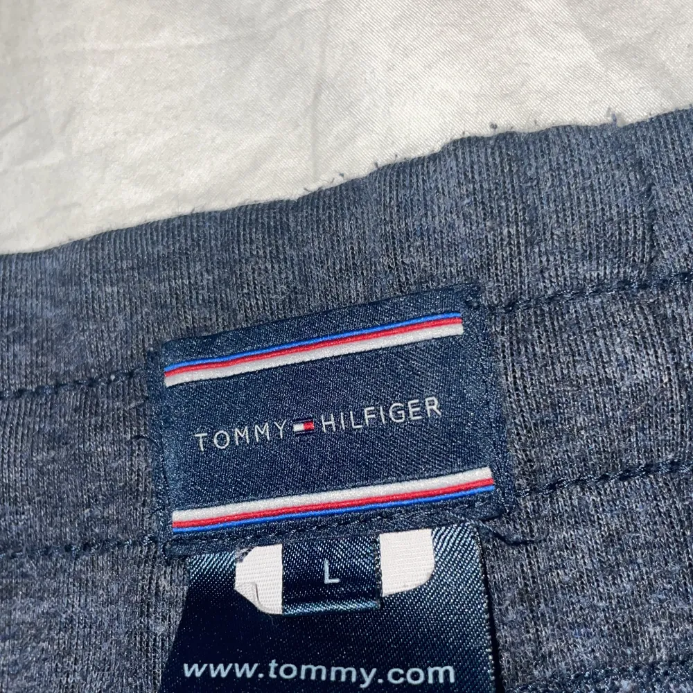 Tja! Säljer nu dessa Tommy hilfiger mjukisbyxor för att dom inte kommer till användning längre! Skicket är väldigt bra och bara använda ett fåtal gånger! (Storleken är L men passar M/L) Köptes för ca 1000 kr.. Jeans & Byxor.