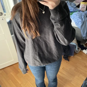 Tommy Hilfiger tröja - Säljer min svin snygga Tommy Hilfiger tröja. herr storlek M. Skick 8/10 inga skador förutom att lappen inne i tröjan har åkt av på ena sidan. Ny pris 350kr. Jag är 163 cm.