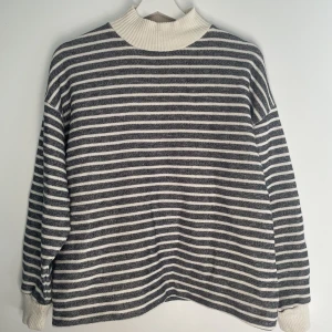 Mysig stickad tröja - en randig stickad tröja från zara. Knappt använd, storlek M🫶🏼 Hör av er vid frågor, pris kan diskuteras 