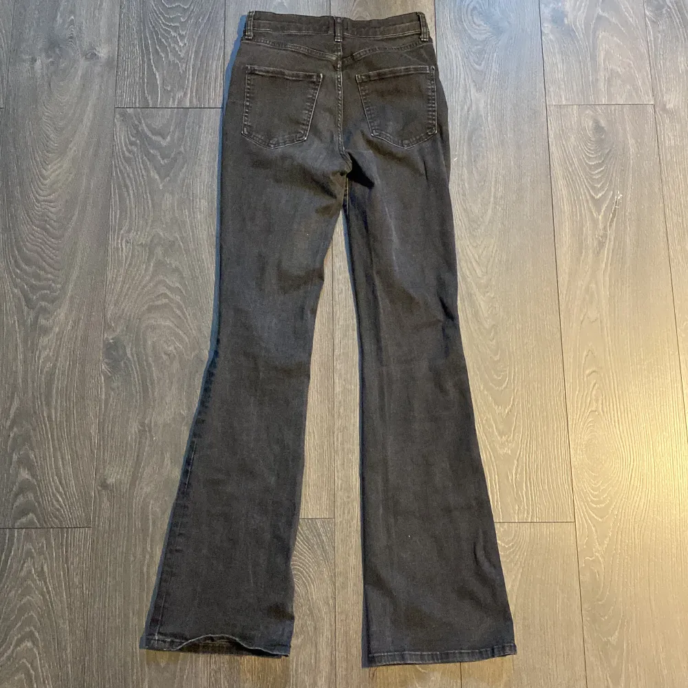 Svarta bootcut jeans från River Island, strl 10 (strl S). Jeans & Byxor.