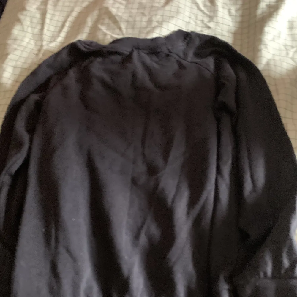 En svart sweatshirt med tryck i storlek S. Tröjor & Koftor.