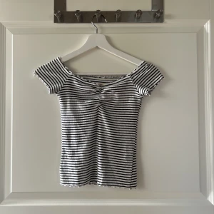 Off-shoulder top - Randig off shoulder top ifrån hollister i storlek S. Använd fåtal gånger. Köparen står för frakten. 