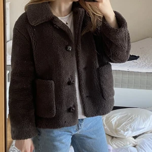 Brun Teddyjacka  - En brun Teddyjacka från Zara. I mycket fint skick, enda defekta på den är att en av knapparna sitter något löst, men går att fixa lätt! 🌟