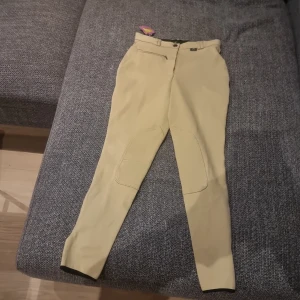 Ridbyxor  - Ett par ridbyxor helt oanvända  prislapen är kvar. Jag fock dom men dom var försmå