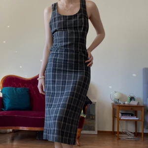 Rutig klänning - Grå rutig klänning med hängsel knäppning på ryggen. Köps second hand men jag har inte använt den. Passar i dark academia stilen 