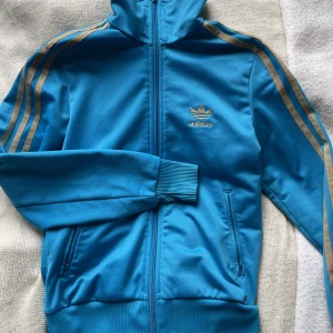 Adidas tröja - Fin adidas tröja i jättebra skick. Tröjan är i blå och har guldiga (ish) detaljer. Köparen står för frakt!💙