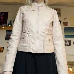 Skinn jacka  - Tight smutsrosa skinnjacka från Saint Tropes i äkta läder. Färgen visas bäst på tredje bilden:) 