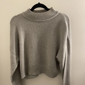 FIN GRÅ TRÖJA!! - Säljer pga att den ej kommer till användning. Aldrig använd! Storlek S men skulle säga XS. Säljer för 149 eller kom med pris förslag!