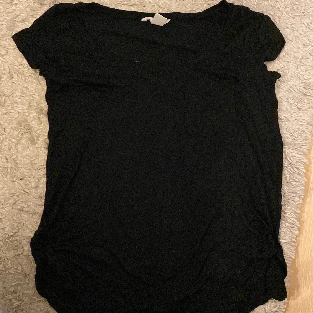 Vanlig svart t-shirt som är hur skön som helst, från H&M i storlek S. T-shirts.