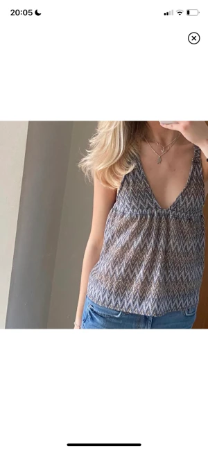 Topp - Säljer denna as snygga toppen med missoni liknande mönster då den inte kommer till användning. Använd gärna köp nu⭐️lånade bilder