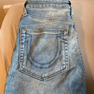 True religion jeans - Säljer dessa för att de inte kommer till någon användning, använd minst 5 gånger så i jätte bra skick. Nästan som ny. Nypris 1600kr och säljer för 800kr