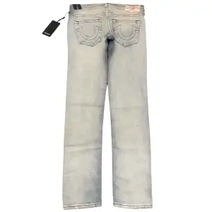 Helt nya True religion jeans med lappar kvar. Storlek 32x32. Använd gärna köp nu!