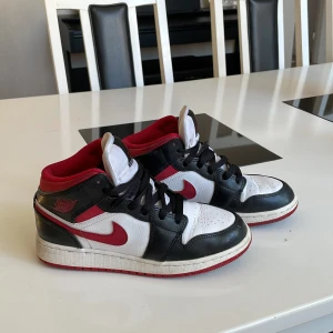 Jordan 1 Mid - Säljer nu mina Jordan 1s. De är köpta för 2 år sedan och har använts fåtal gånger. Köpta för 1700 kr. Super fint skick, som helt nya! 
