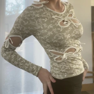 Topp - Så fin och festivalig! Storlek S! Köparen står för frakt!❤️❤️❤️