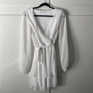 Vit klänning STUDENT - Perfekt studentklänning från Nelly.  Använd endast 1 gång. Storlek 38.  Frakt tillkommer 💞